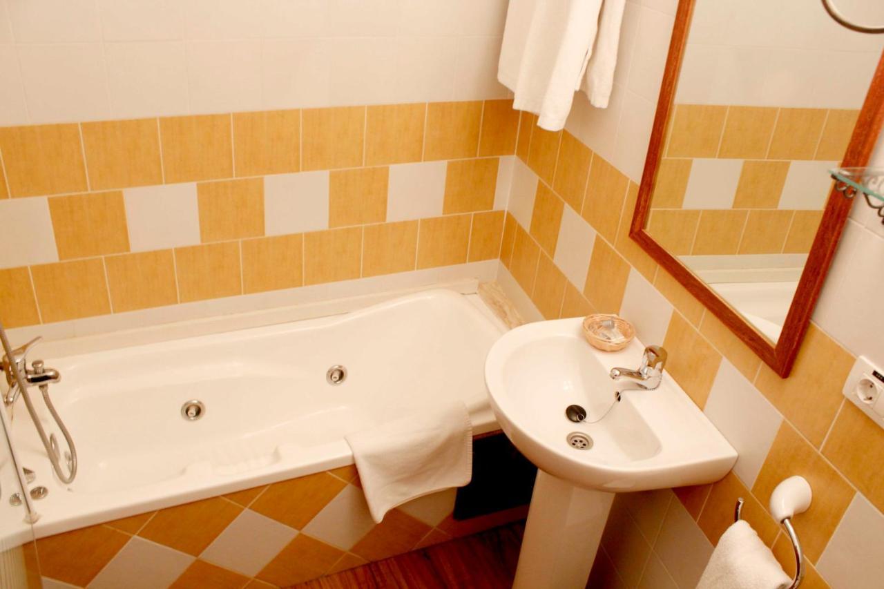 Hostatgeria Sant Jaume Hotel Corachar Exterior photo
